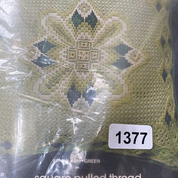 1377 Bucilla Needlepont Gold Pillow Kit Abstract Starburst Pattern NWT - Picture 5 of 5